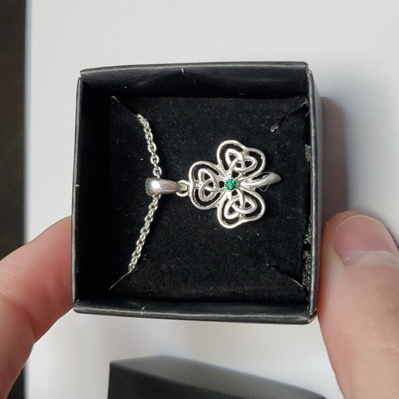 Saint Patricks day lucky clover necklace ~ 16 inches made by Avon 2010 - Picture 5 of 8